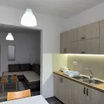 Daire Ili's Apartment, Pogradaş