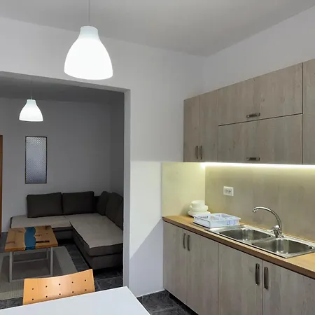 Daire Ili's Apartment, Pogradaş