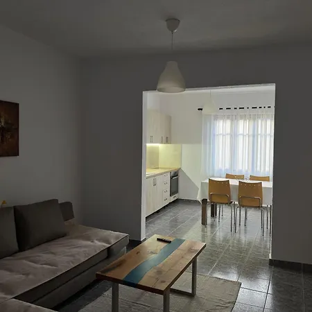 Daire Ili's Apartment, Pogradaş