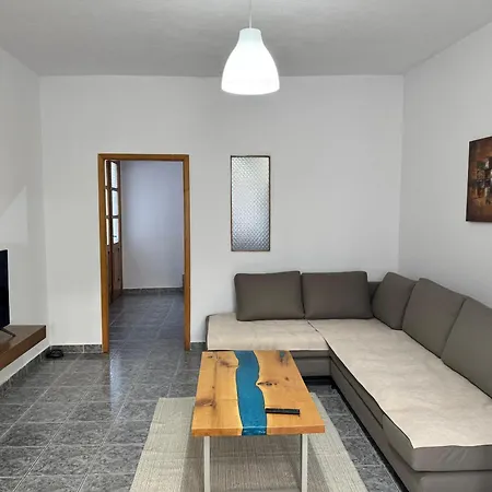 Ili's Apartment, * Pogradaş