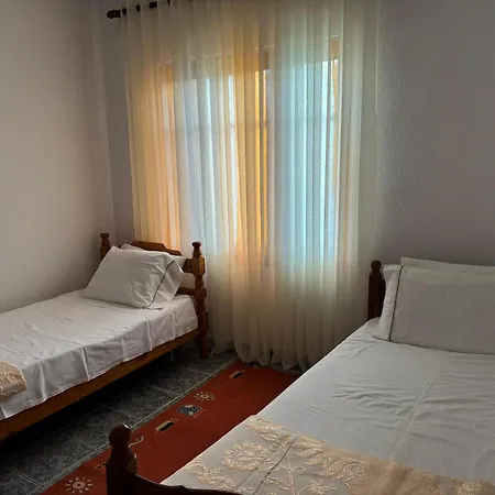 Ili's Apartment, *
