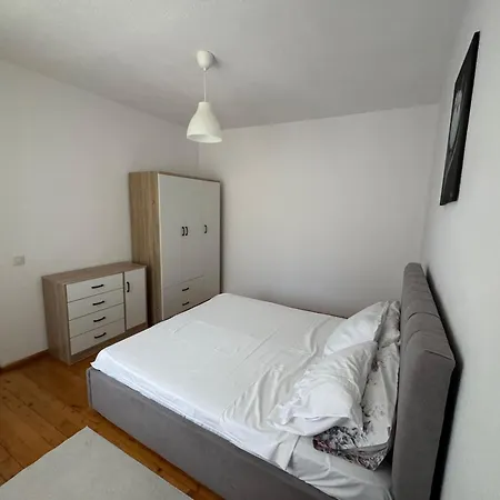 Ili's Apartment, Daire Pogradaş