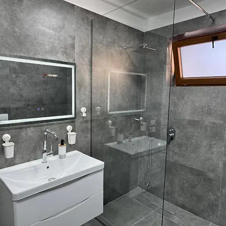 Ili's Apartment, Pogradec