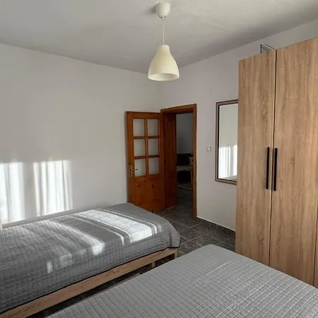 Ili's Apartment, * Pogradec
