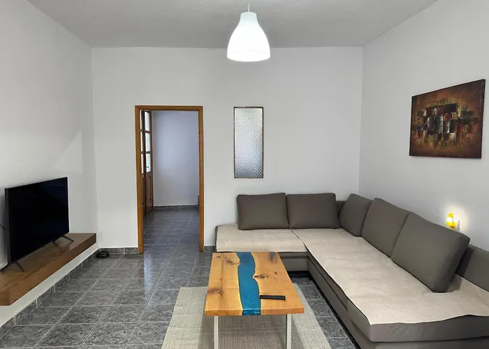 Ili's Apartment, * פוגרדץ
